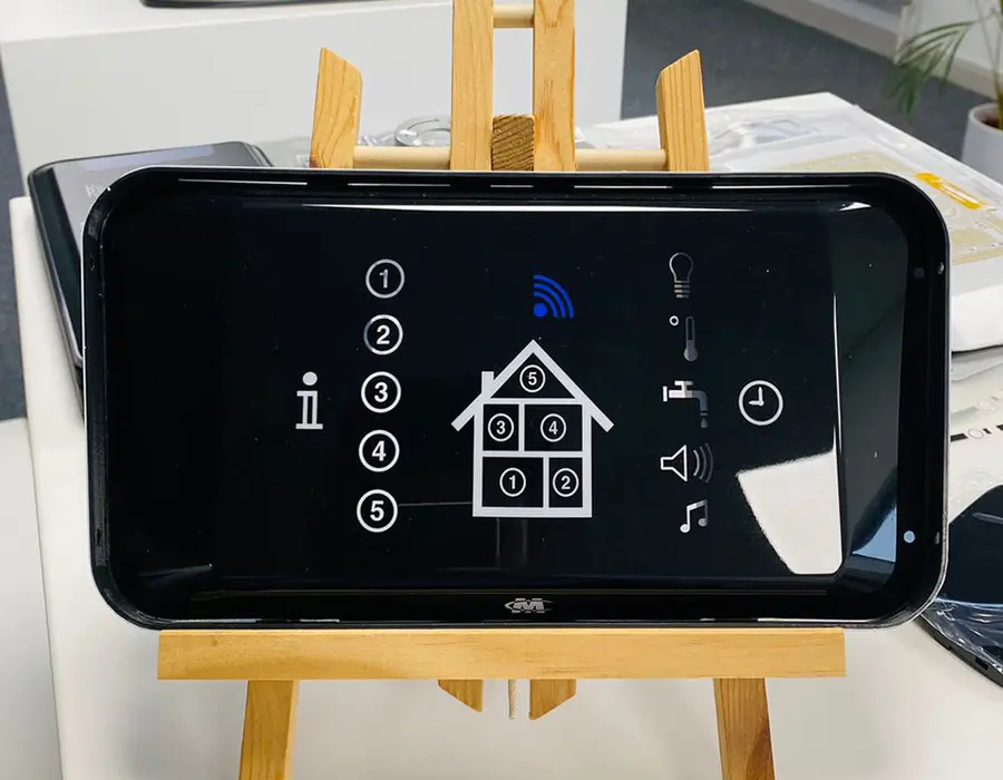 Interfaz de control automotriz con superficie táctil